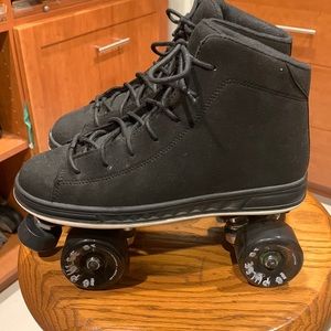 Almost new only used a few times. Atom quad skates Diva in black, size 8